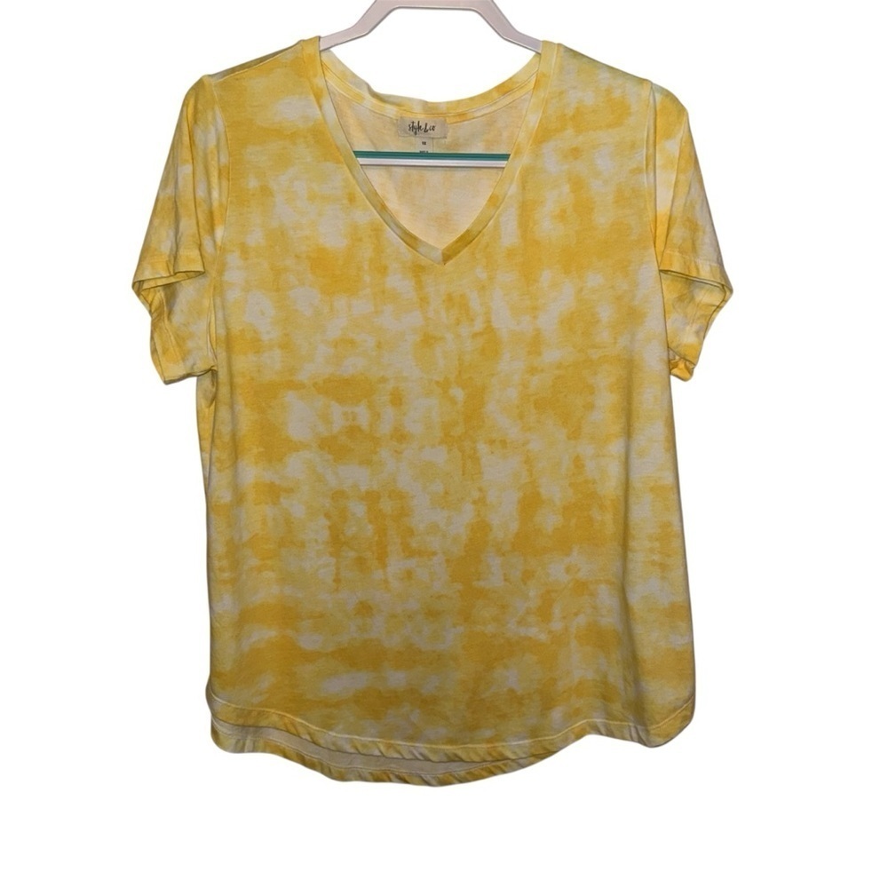 EUC Style & Co. Gold Short Sleeve Tee with Distressed Pattern